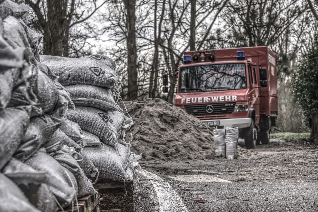 Schutz vor überfluteten Kellern durch Sandsäcke